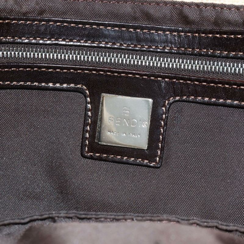 【日本直送】FENDI Zucca 帆布 Mamma Baguette 單肩包米色銀色正品 yk19721V-21