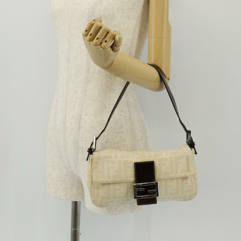 【日本直送】FENDI Zucca 帆布 Mamma Baguette 單肩包米色銀色正品 yk19721V-25