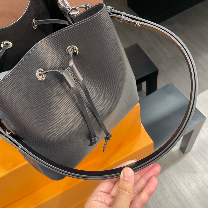 LV EPI 水波紋/斜背包/側背包/手提包/水桶包 M54366 9成新-29