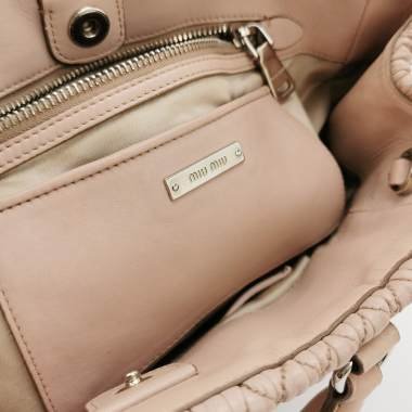 Miu Miu 羊皮純色皺褶字母Logo 肩背包 手提包-7