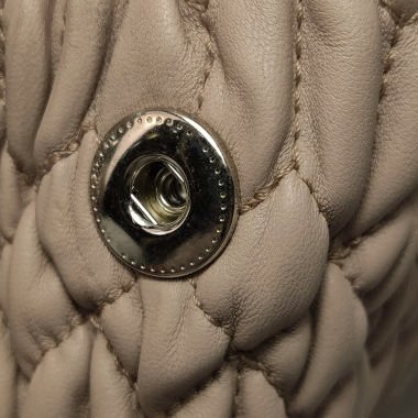 Miu Miu 羊皮純色皺褶字母Logo 肩背包 手提包-17