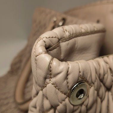 Miu Miu 羊皮純色皺褶字母Logo 肩背包 手提包-23