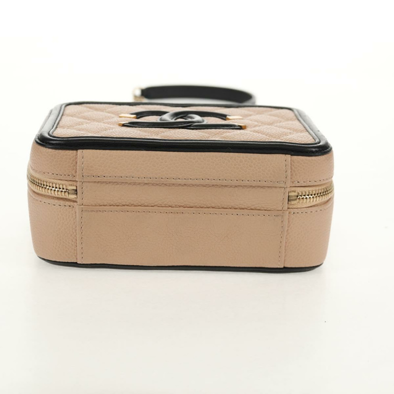 【日本直送】香奈兒 CC 鏤空鏈條化妝包 魚子醬皮 米色 金色 CC 標誌 正品 fm4940M-11