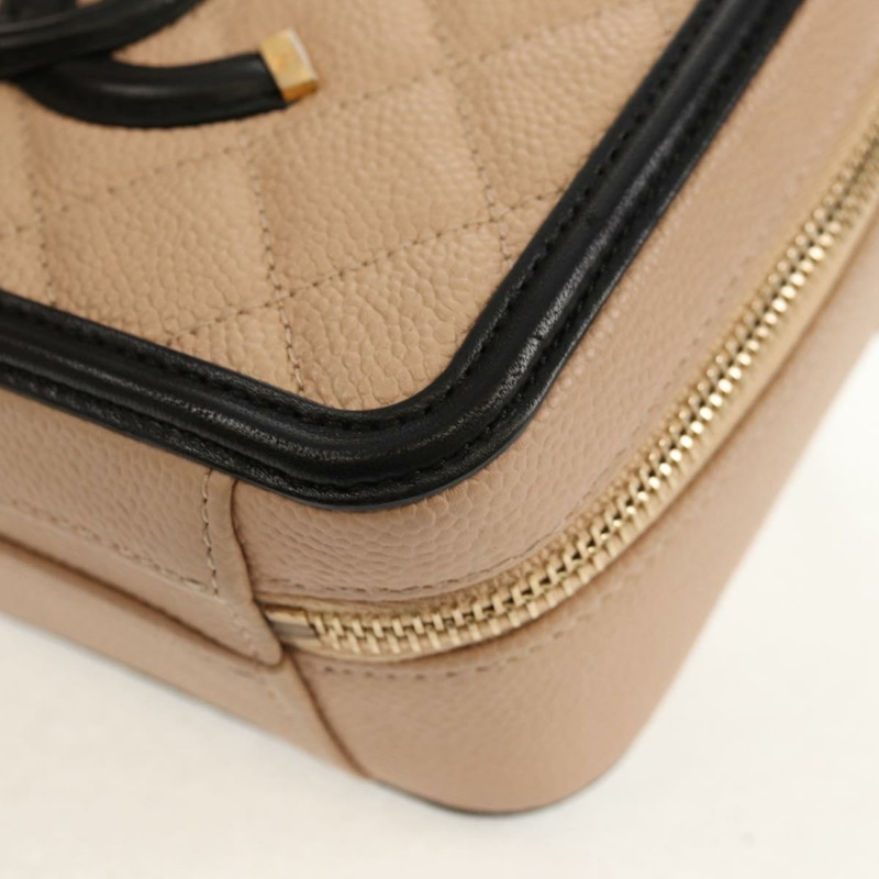 【日本直送】香奈兒 CC 鏤空鏈條化妝包 魚子醬皮 米色 金色 CC 標誌 正品 fm4940M-13