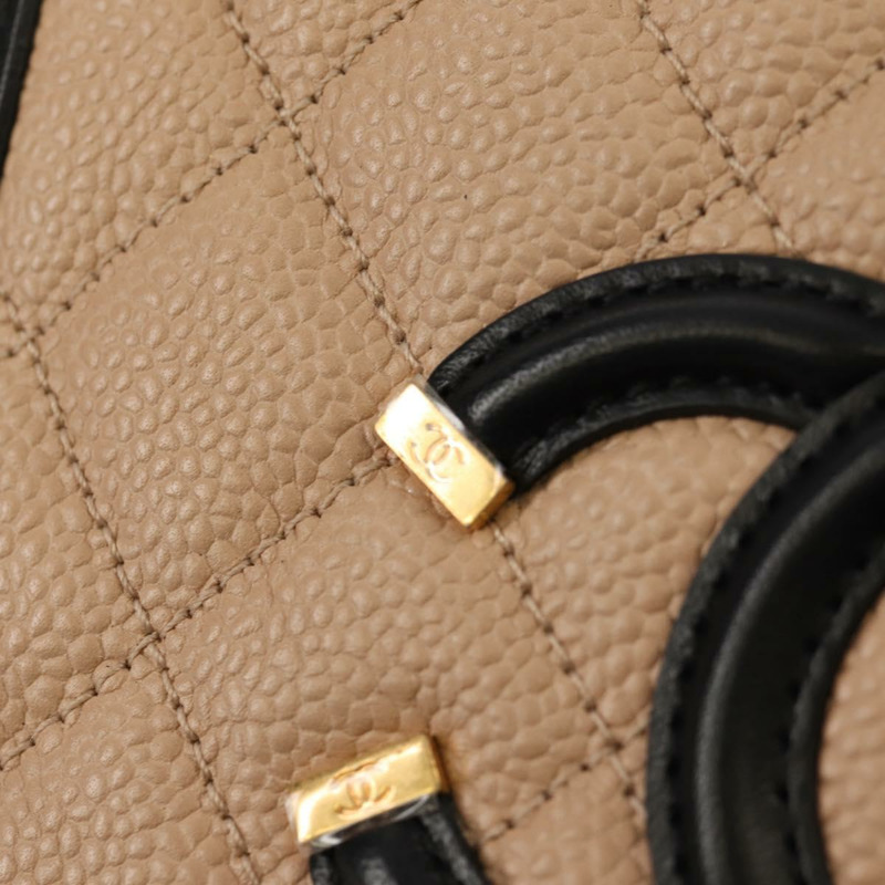 【日本直送】香奈兒 CC 鏤空鏈條化妝包 魚子醬皮 米色 金色 CC 標誌 正品 fm4940M-17