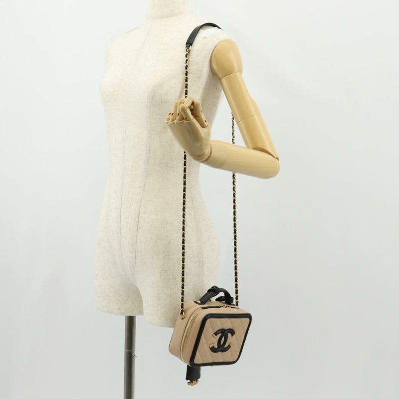 【日本直送】香奈兒 CC 鏤空鏈條化妝包 魚子醬皮 米色 金色 CC 標誌 正品 fm4940M-28