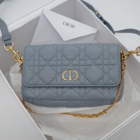 配件齊全【超級新🌟小編推薦】 Dior 迪奧 Caro Chain Pouch 霧霾藍 淡藍色 牛皮 藤格紋 拉鍊 鏈帶包 斜挎包 ｜專櫃 141,000