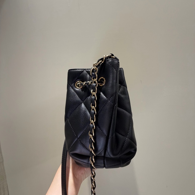 Chanel黑色抽繩水桶包-1