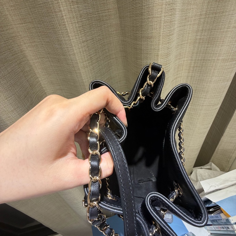 Chanel黑色抽繩水桶包-4