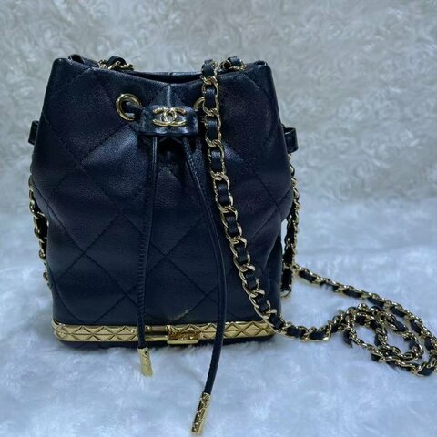 Chanel 黑金扣迷你水桶風琴包