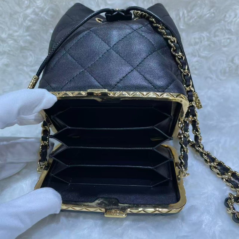 Chanel 黑金扣迷你水桶風琴包-2