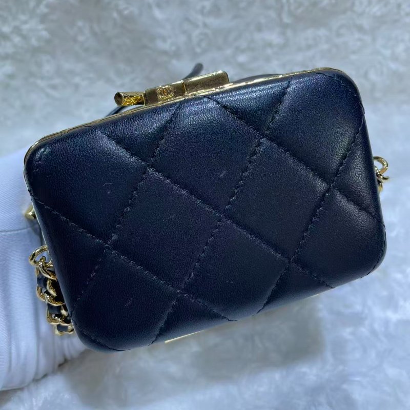 Chanel 黑金扣迷你水桶風琴包-4