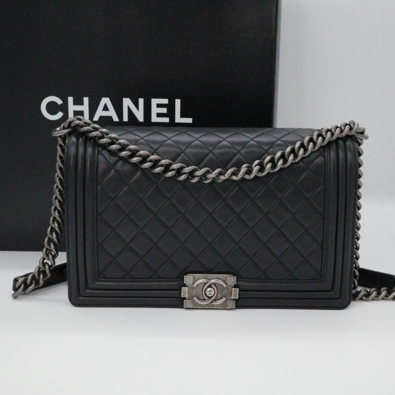 【CP 精選🌟小編推薦】Chanel 香奈兒 LeBoy 28 中型 黑色羊皮 菱格紋 做舊金屬 鏈帶包 斜跨包 單肩包-0