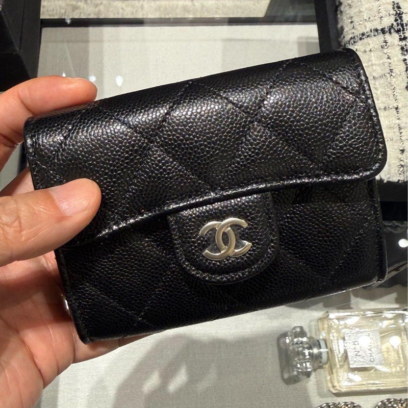 Chanel 經典黑色荔皮牛皮 淡金釦 雙層大卡包-0