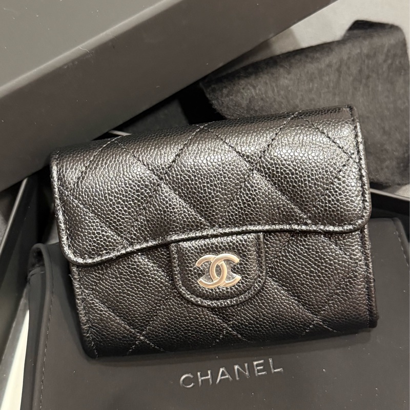 Chanel 經典黑色荔皮牛皮 淡金釦 雙層大卡包-2