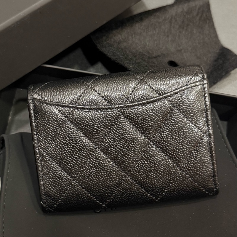 Chanel 經典黑色荔皮牛皮 淡金釦 雙層大卡包-3