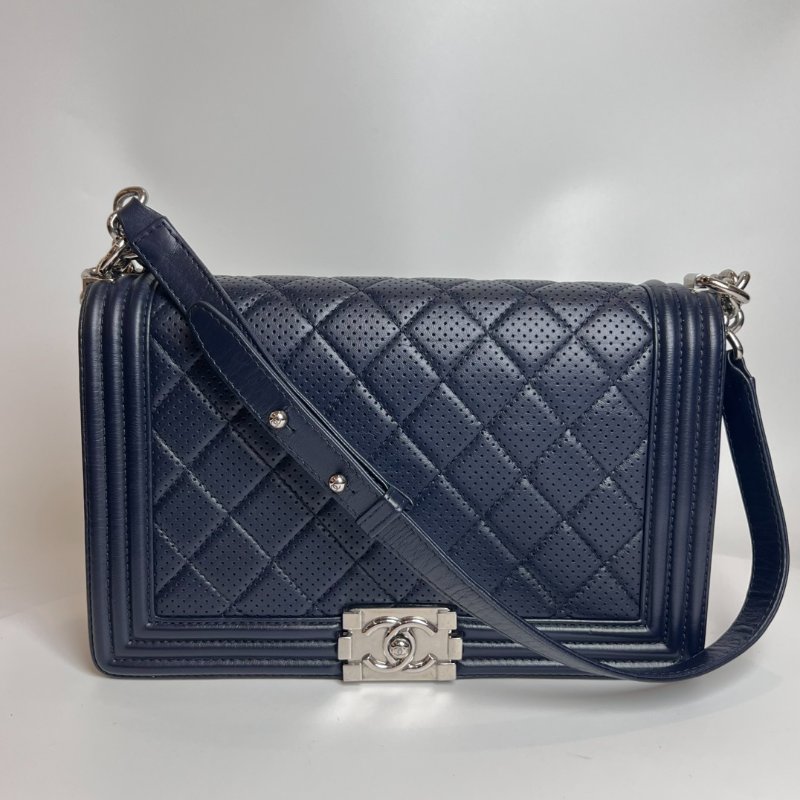 CHANEL 19開 深藍銀扣牛皮洞洞BOY28-0