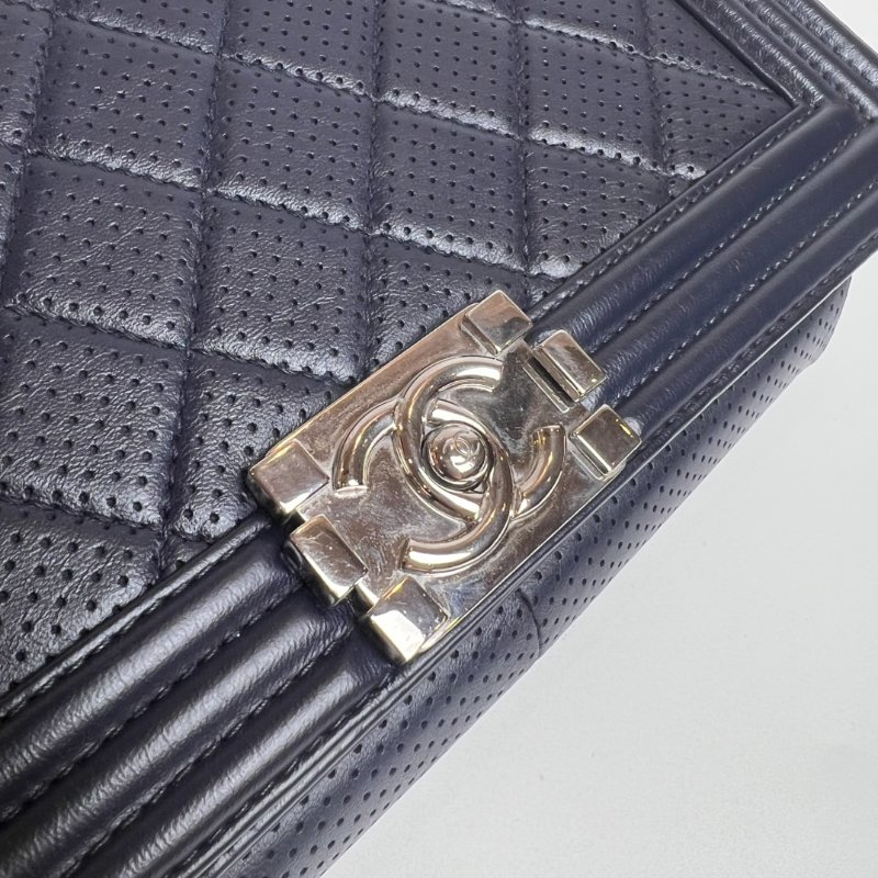 CHANEL 19開 深藍銀扣牛皮洞洞BOY28-8