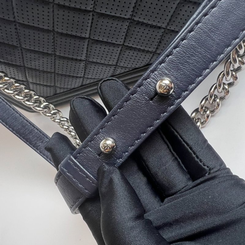 CHANEL 19開 深藍銀扣牛皮洞洞BOY28-9