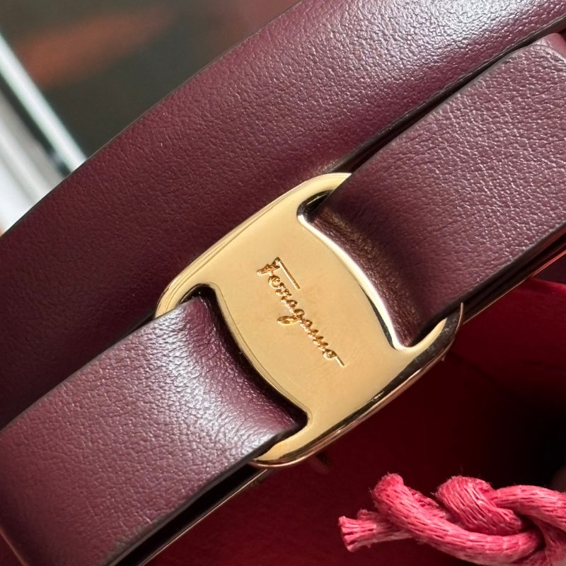 ::Salvatore Ferragamo:: 經典蝴蝶結飾 酒紅色皮革 腰帶 皮帶 女生 細版皮帶-1