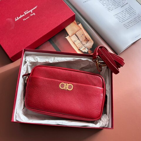 ::Salvatore Ferragamo::Gancini Rosso 22 C246 女士皮革相機包 斜背包 側背包