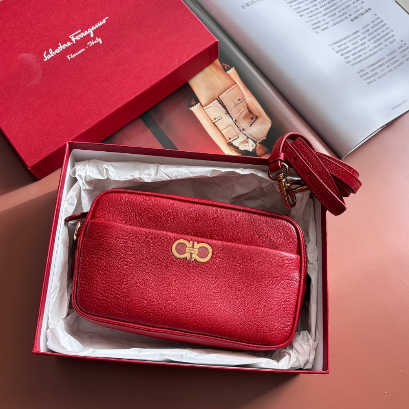 ::Salvatore Ferragamo::Gancini Rosso 22 C246 女士皮革相機包 斜背包 側背包-0