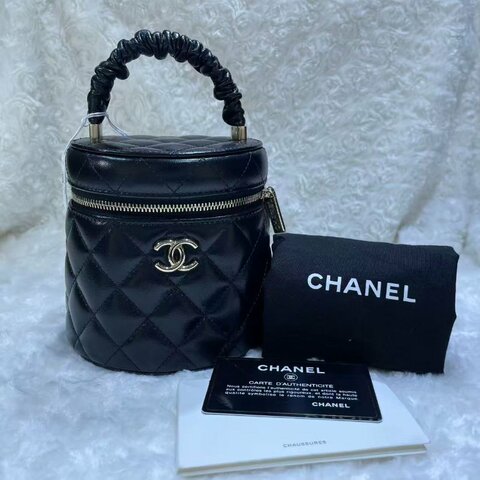 Chanel 22s黑金扣圓筒手提包