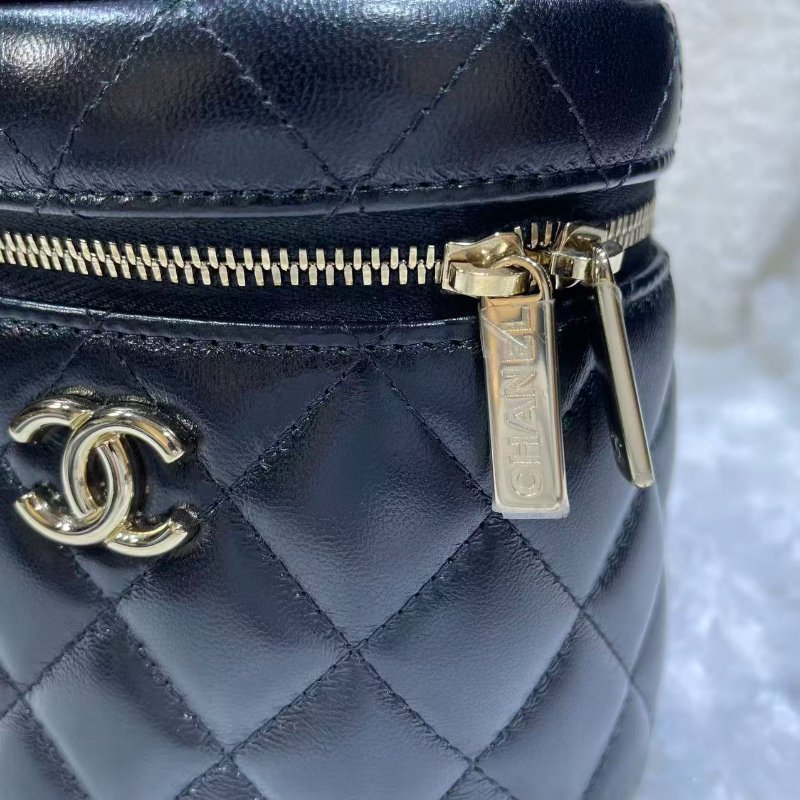 Chanel 22s黑金扣圓筒手提包-1