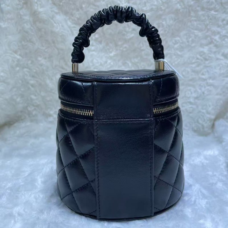 Chanel 22s黑金扣圓筒手提包-3