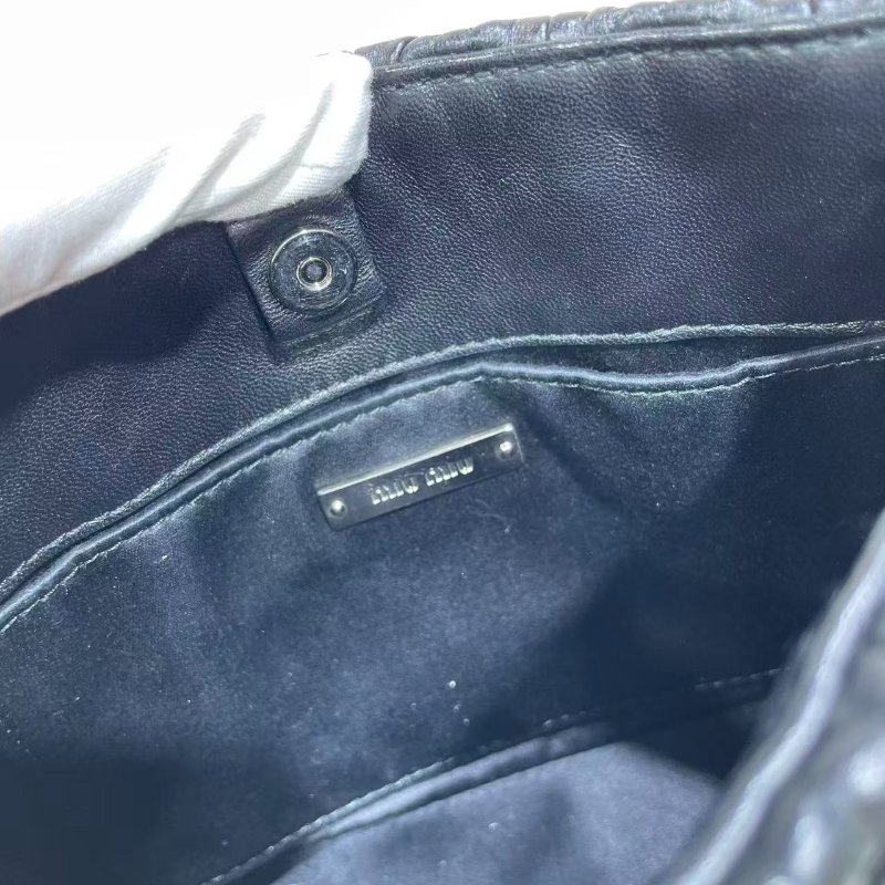 MIU MIU Sassy 水鑽扣軟皮革手袋-4