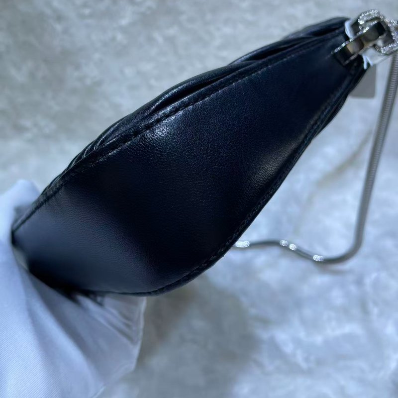 MIU MIU Sassy 水鑽扣軟皮革手袋-5