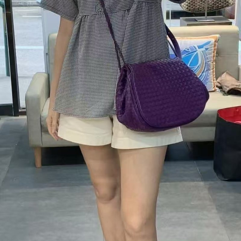 Bottega Veneta織紋皮革銀扣肩背包-5