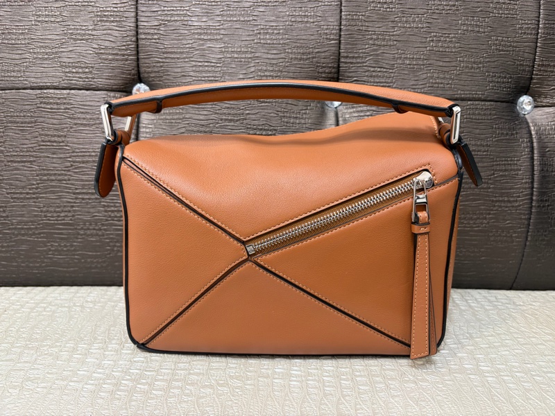 Loewe 焦糖色牛皮銀釦小號Puzzle-1