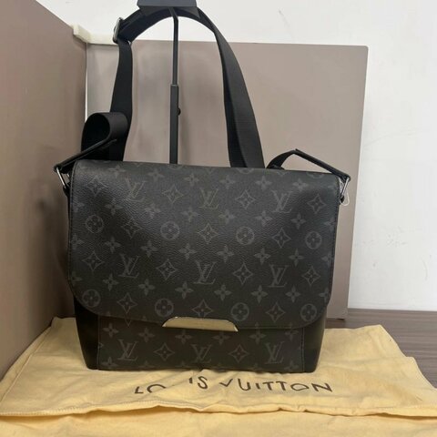 LV 黑武士銀扣郵差黑花肩背斜背包 25*23*9 99新配件塵袋