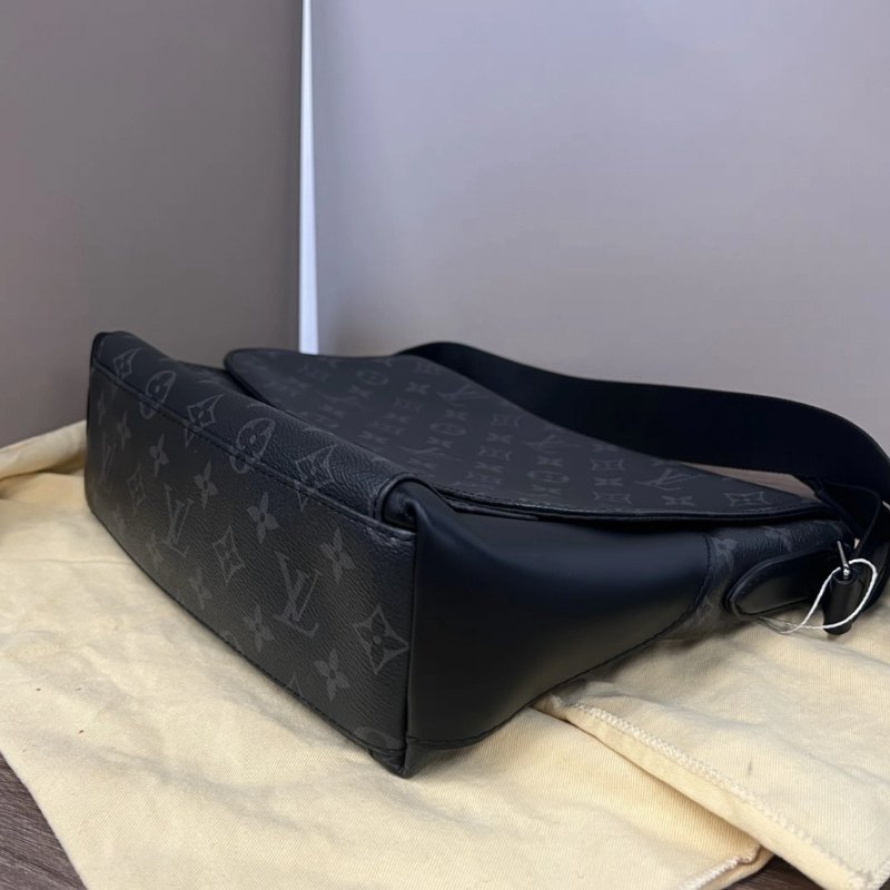 LV 黑武士銀扣郵差黑花肩背斜背包 25*23*9 99新配件塵袋-4