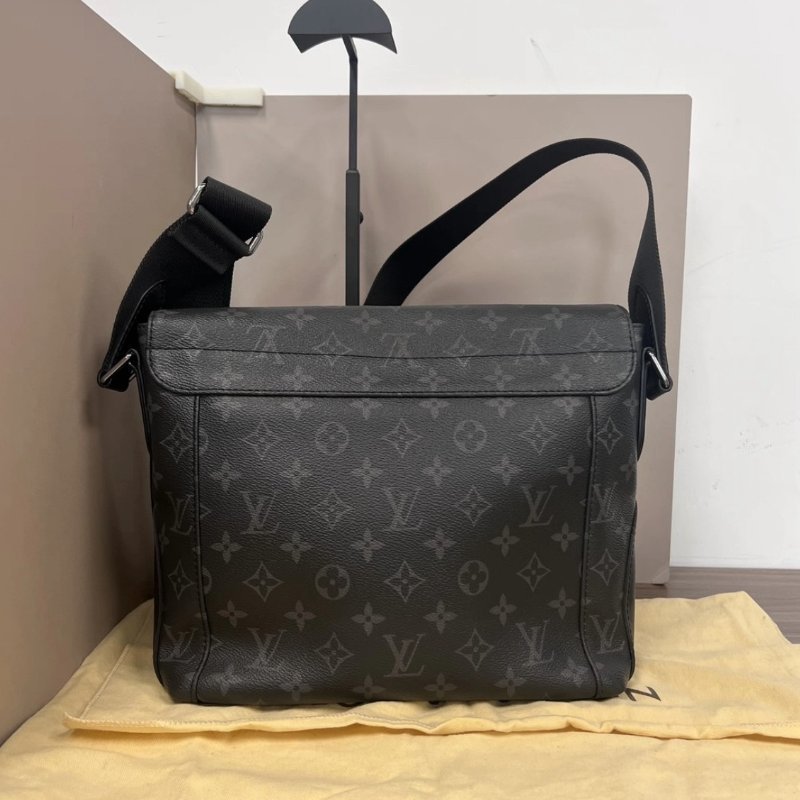 LV 黑武士銀扣郵差黑花肩背斜背包 25*23*9 99新配件塵袋-5