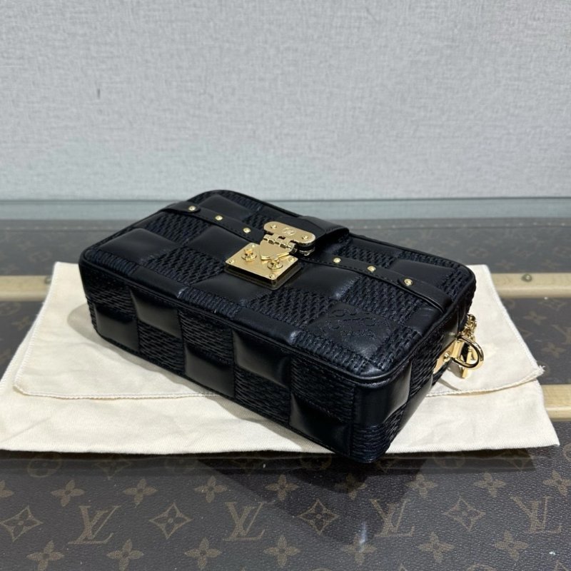 LV 黑金Troca小號肩背斜背相機包 芯片款 22*15*6 99新配件盒子塵袋-2