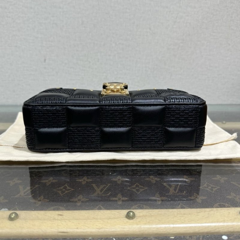 LV 黑金Troca小號肩背斜背相機包 芯片款 22*15*6 99新配件盒子塵袋-3