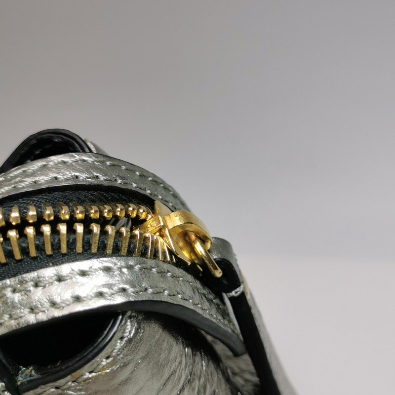 Burberry 牛皮純色字母Logo單肩包-10