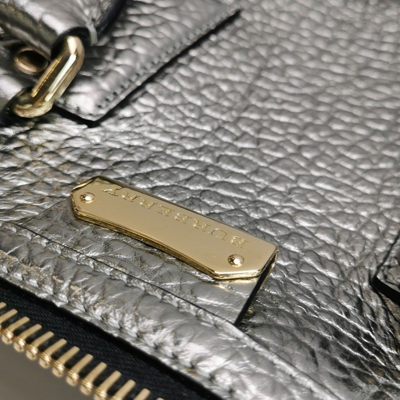 Burberry 牛皮純色字母Logo單肩包-12