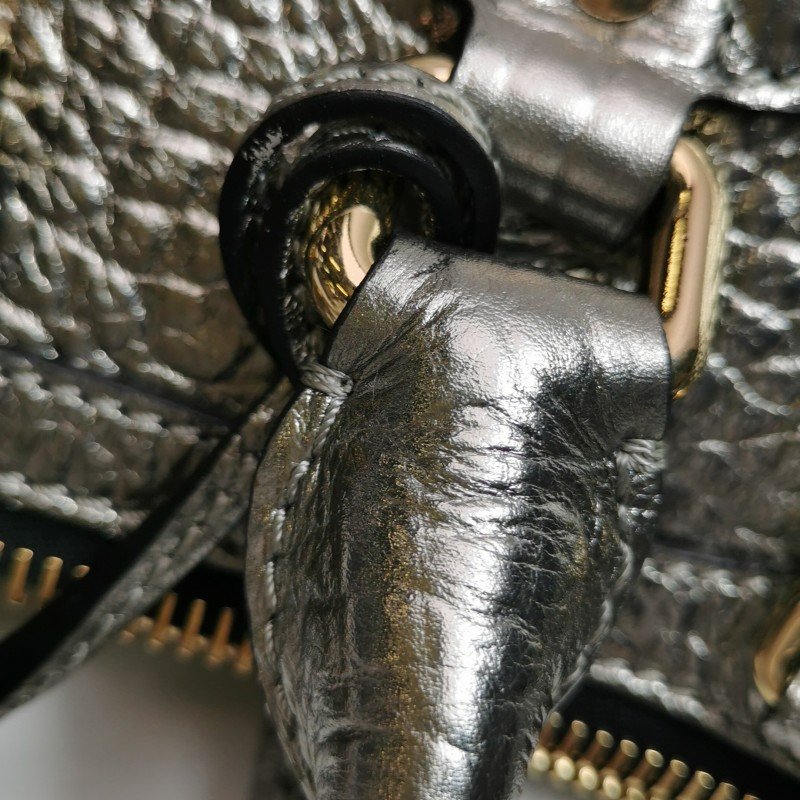 Burberry 牛皮純色字母Logo單肩包-16