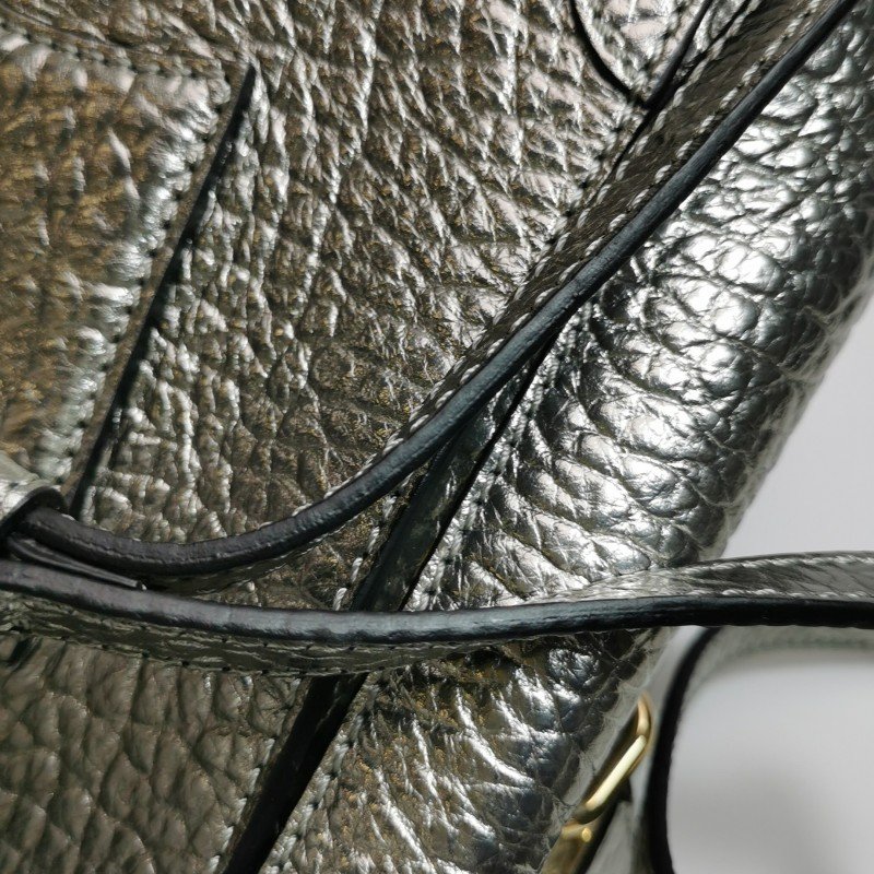 Burberry 牛皮純色字母Logo單肩包-17