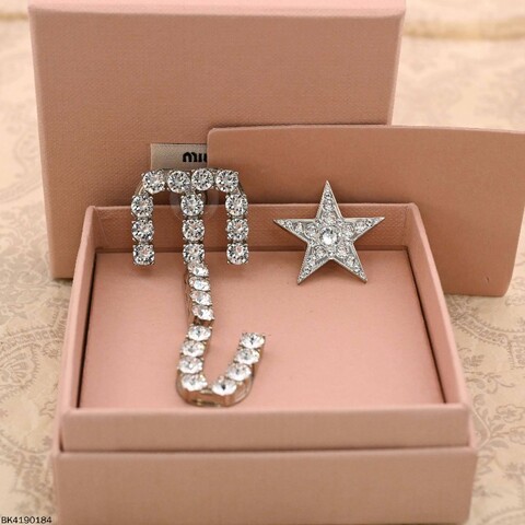 MIU MIU 不對稱星星耳環