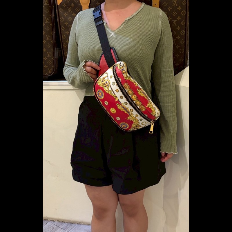 Versace 紅底金色彩繪皮革腰包-3