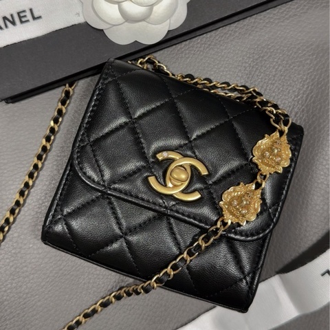 CHANEL 23A🪩工坊獅子水鑽-黑金鏈小方胖