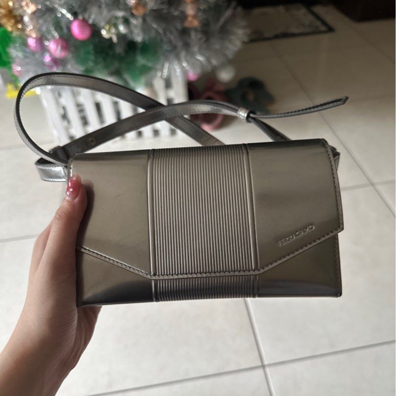 Ferragamo 銀色牛皮斜背包-0