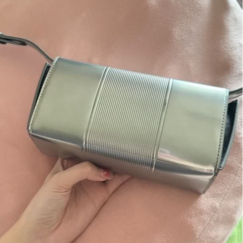 Ferragamo 銀色牛皮斜背包-1