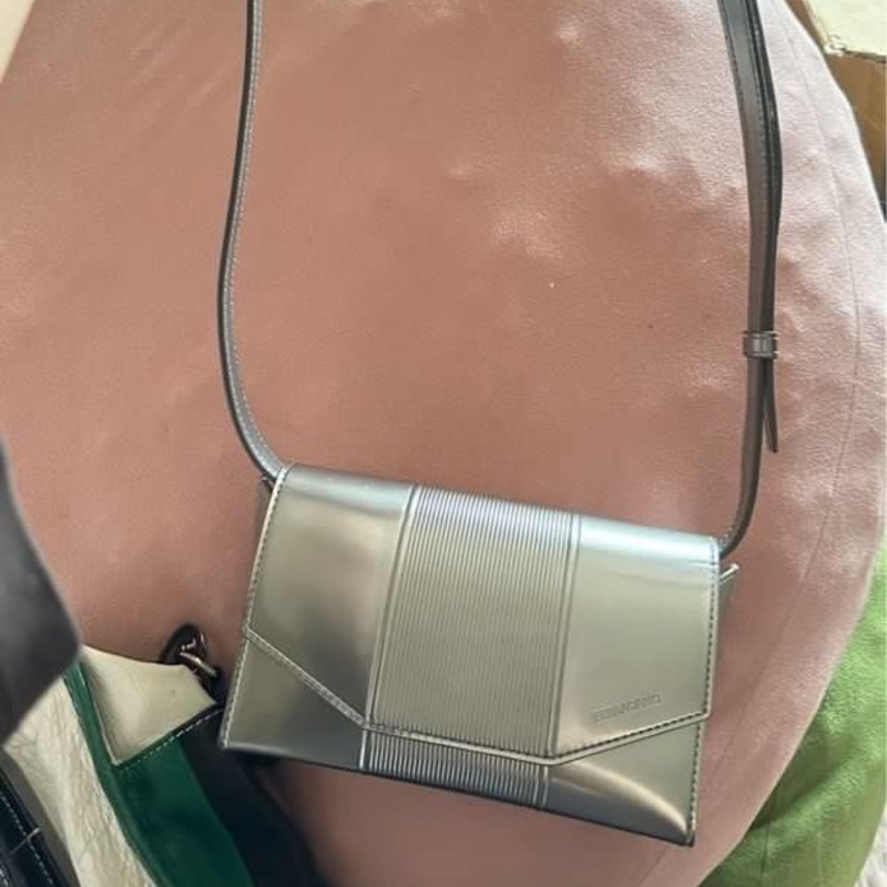 Ferragamo 銀色牛皮斜背包-4