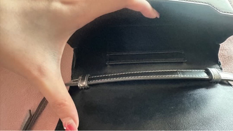 Ferragamo 銀色牛皮斜背包-8