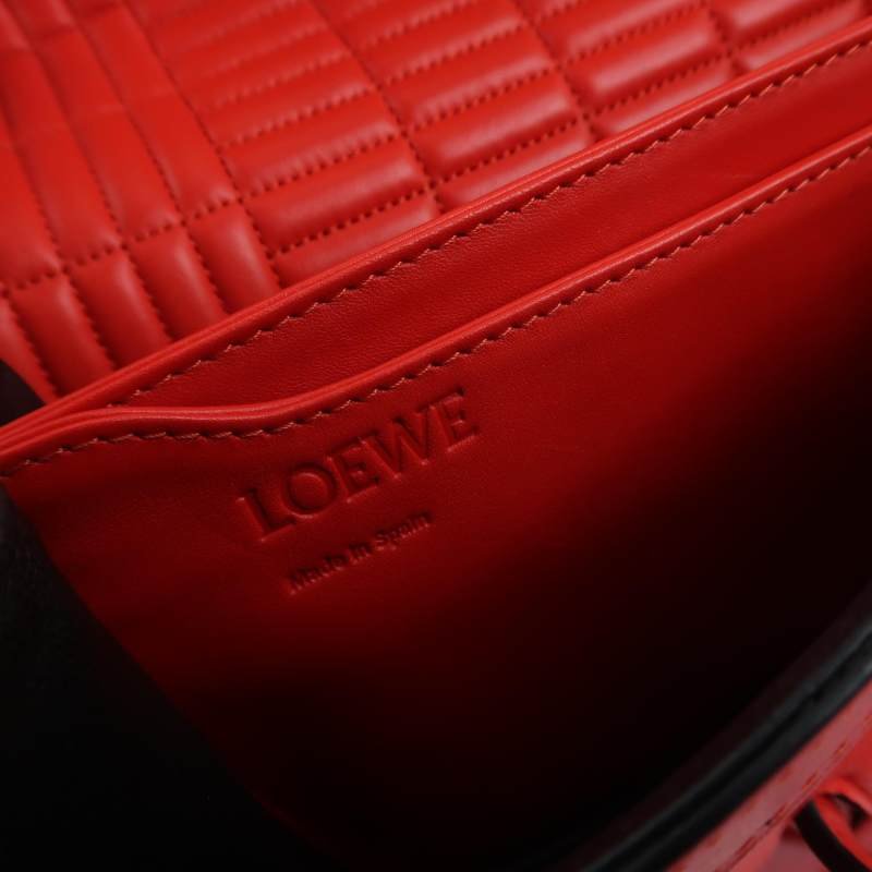 Loewe Barcelona 中號 羊皮純色三角形封扣斜挎包單肩包-7